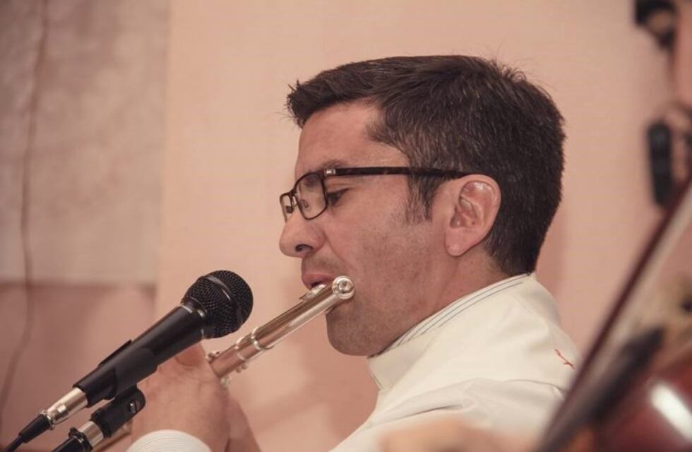 El único cura del país que da misa en lengua de señas y es de Alta Gracia