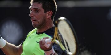 AME6125\u002E RIO DE JANEIRO (BRASIL), 21/02/2019\u002E- El argentino Federico Delbonis devuelve una bola al español Albert Ramos-Vinolasdurante este viernes durante un partido del Abierto de Río de Janeiro (Brasil)\u002E EFE/ Antonio Lacerda
