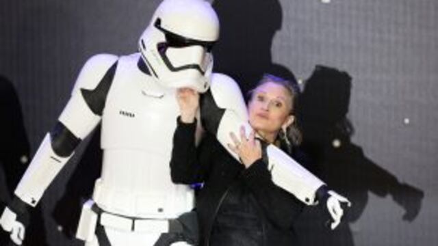 FILE PHOTO - Carrie Fisher poses for cameras as she arrives at the European Premiere of Star Wars, The Force Awakens in Leicester Square, London, December 16, 2015 REUTERS/Paul Hackett/File Photo  Carrie Fisher actriz sufrio un infarto en un avion artista foto de archivo