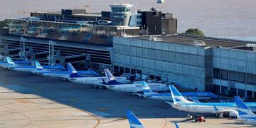 FILE PHOTO: Aerolineas Argentinas' passenger planes are seen parked at Jorge Newbery domestic airport, as the spread of the coronavirus disease (COVID-19) continues, in Buenos Aires, Argentina April 29, 2020\u002E REUTERS/Agustin Marcarian/File Photo aeroparque jorge newbery