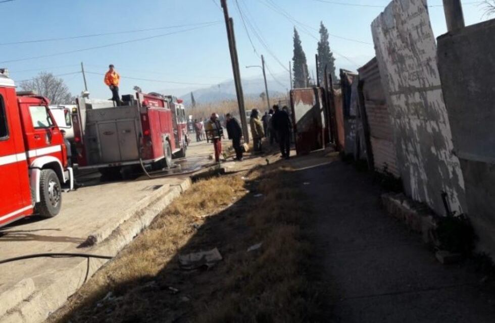 Se incendió su casa, un joven murió, su pareja e hijo están graves