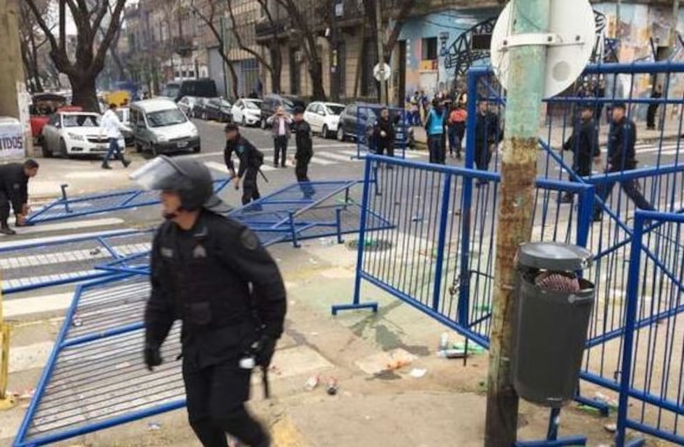 Incidentes fuera de la Bombonera: hinchas intentaron colarse al estadio