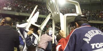 Los sillazos, una postal del violento antecedente entre Argentina y Chile por la Copa Davis 2000\u002E