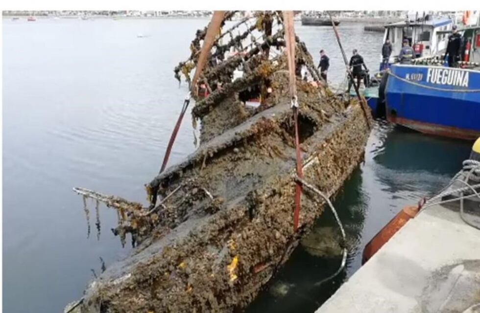 Lograron sacar la embarcación hundida en el muelle comercial de Ushuaia