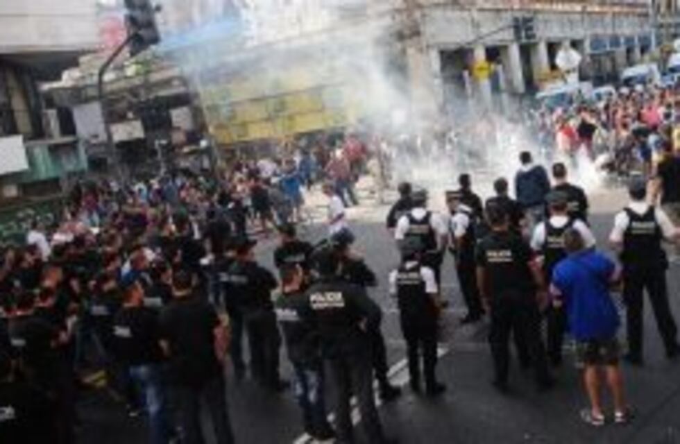 Tras la reunión con el Gobierno, los manteros mantienen cortada la Avenida Pueyrredón