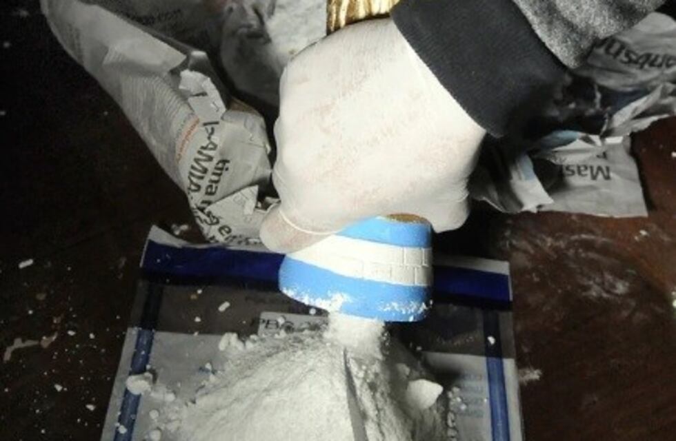 Desbaratan una banda narco que traficaba drogas en réplicas de trofeos de la Copa del Mundo