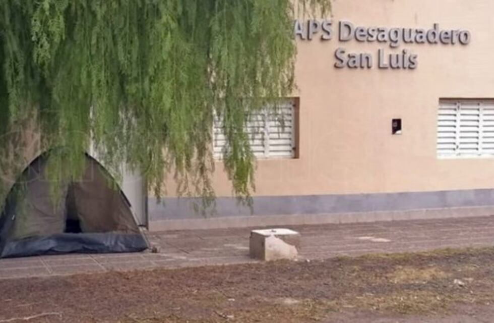 Está varada y duerme en una carpa en Desaguadero porque no tiene dinero