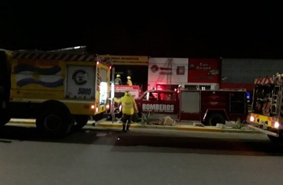 Descomunal incendio se desató en un lubricentro de la capital catamarqueña