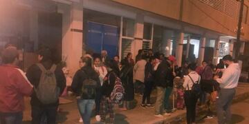 Un grupo de tareferos tomó la sede de Desarrollo Social en Posadas\u002E (Foto: Twitter)