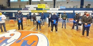 Alcides Calvo con dirigentes de clubes