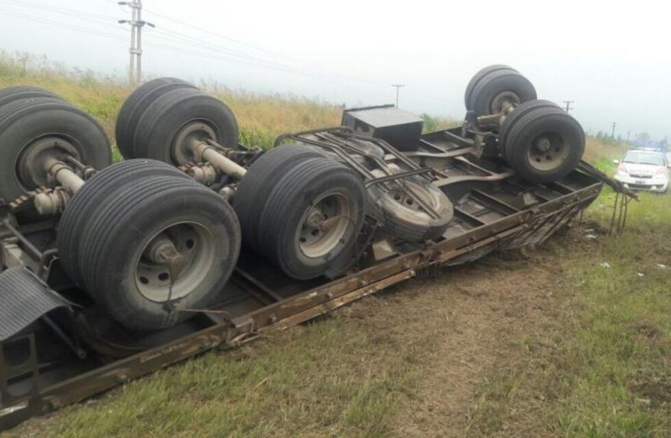 Vuelco de un camión sin lesionados en la ruta 36, cerca de Elena