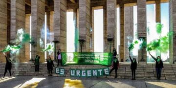 Militantesl locales llevaron el reclamo hasta el Propileo del Monumento a la Bandera\u002E (@campaabortoros)