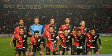 AME9466\u002E SANTA FE (ARGENTINA), 19/09/2019\u002E- Jugadores de Colón de Santa Fe hoy, jueves en un partido de la Copa Sudamericana en el estadio Brigadier López de la ciudad de Santa Fe, Argentina\u002E EFE/Javier Escobar