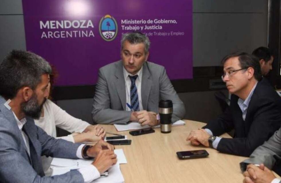 Cornejo ofrece un bono de 5 mil pesos para recomponer el salario estatal y 14% para 2018