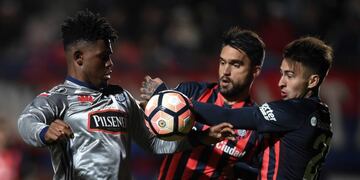 Argentina's San Lorenzo defenders Gabriel Hernan Rojas (R) and Matias Nicolas Caruzzo (C) vie for the ball with Ecuador's Emelec forward Marlon de Jesus during their Copa Libertadores round of 16 second leg football match at the Pedro Bidegain stadium in Buenos Aires, on August 10, 2017\u002E / AFP PHOTO / Eitan ABRAMOVICH buenos aires Gabriel Hernan Rojas futbol copa libertadores 2017 futbolistas partido san lorenzo vs emelec