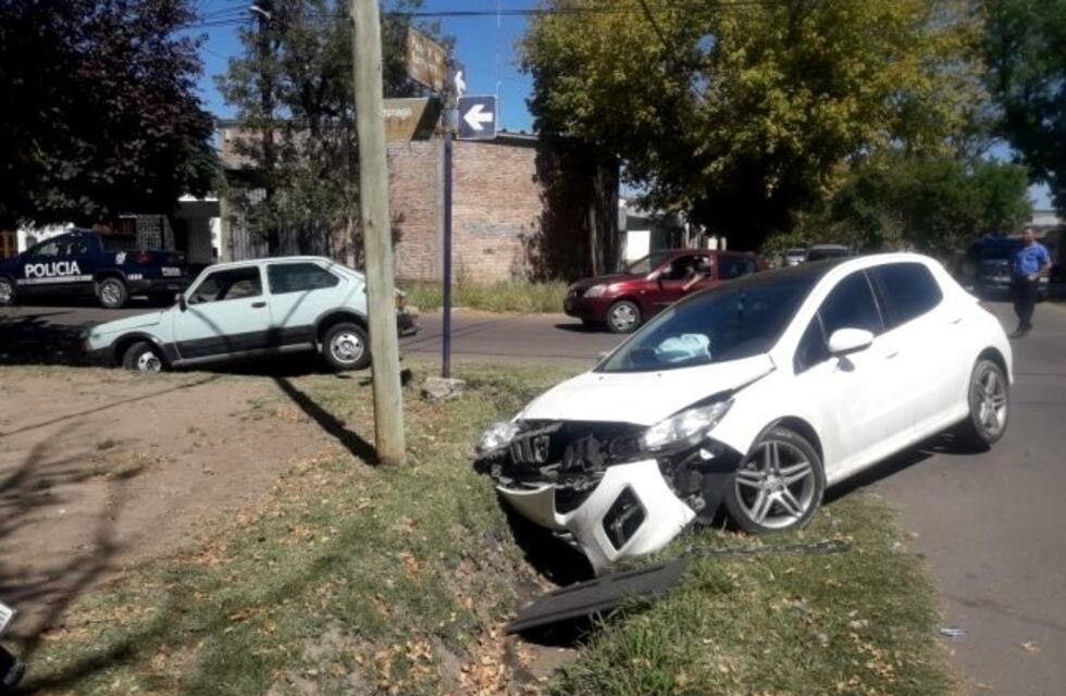 Chocaron y terminaron dentro de la acequia