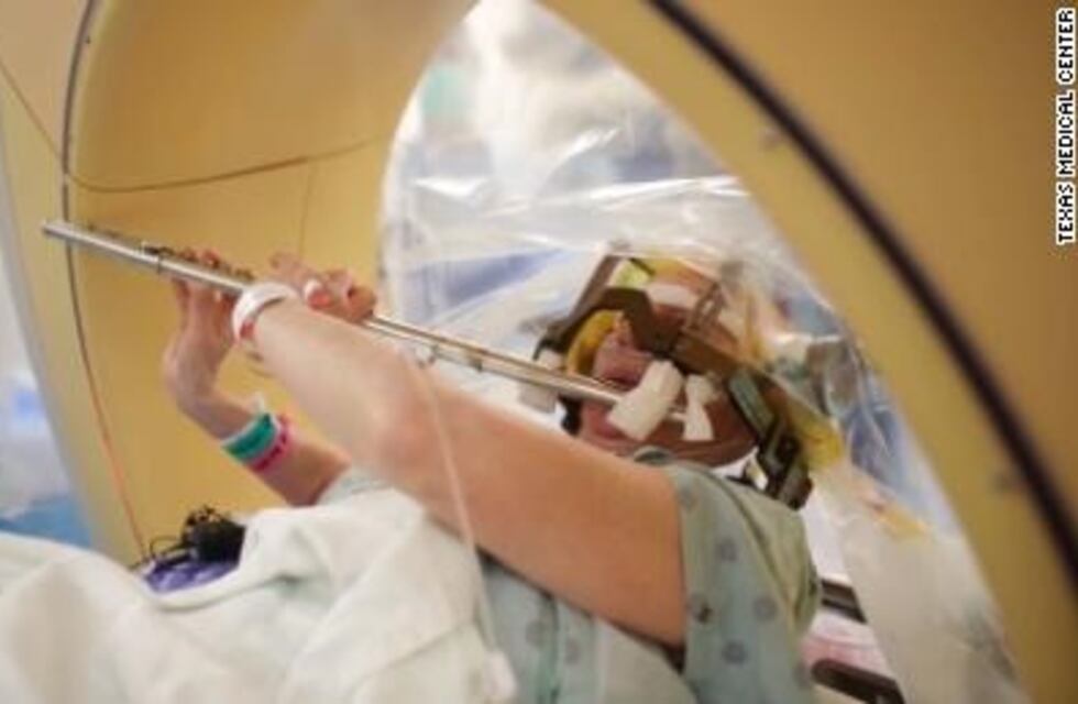 Tocó la flauta mientras le realizaban una intervención en el cerebro