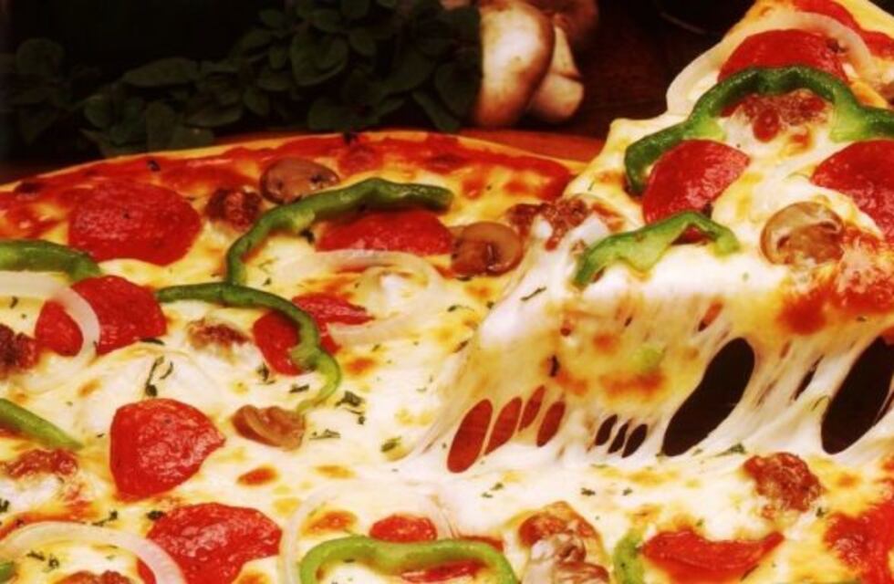 Se mandó un atracón en una pizzería, amenazó con un cuchillo al mozo y escapó sin pagar