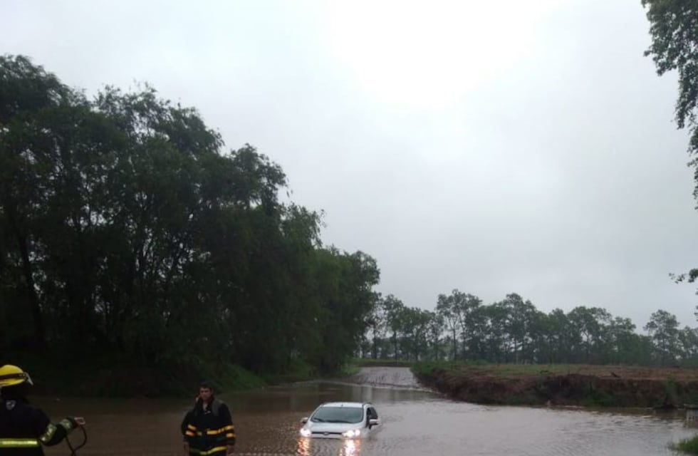 Rescate en una calle anegada de General Cabrera