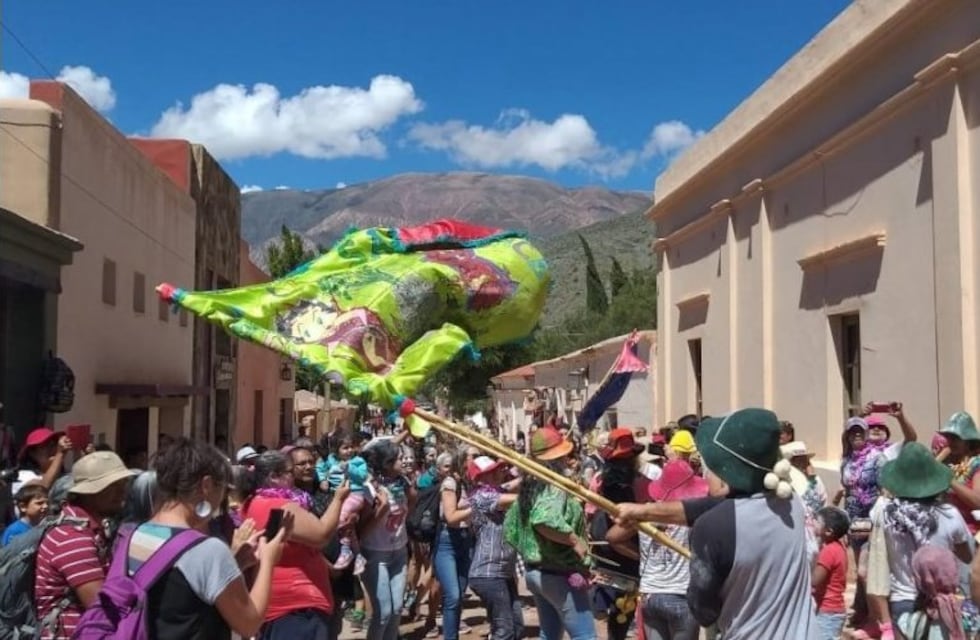 El martes de chaya despide a los turistas de la Quebrada