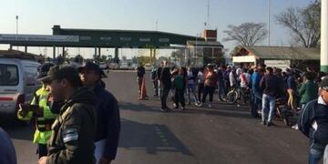 Manifestación en el puente General Belgrano\u002E (Foto: Diario Norte)