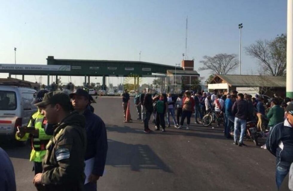 Organizaciones sociales se manifiestan en el peaje del puente Chaco-Corrientes