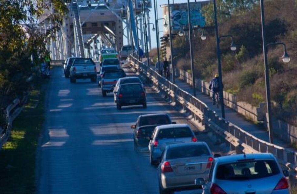 Los estudiantes planean cortar el puente que une Viedma y Patagones