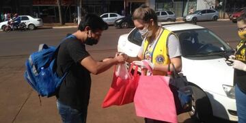 Al trabajo se sumaron varias instituciones que colaboraron con la entrega de las bolsas ecológicas\u002E