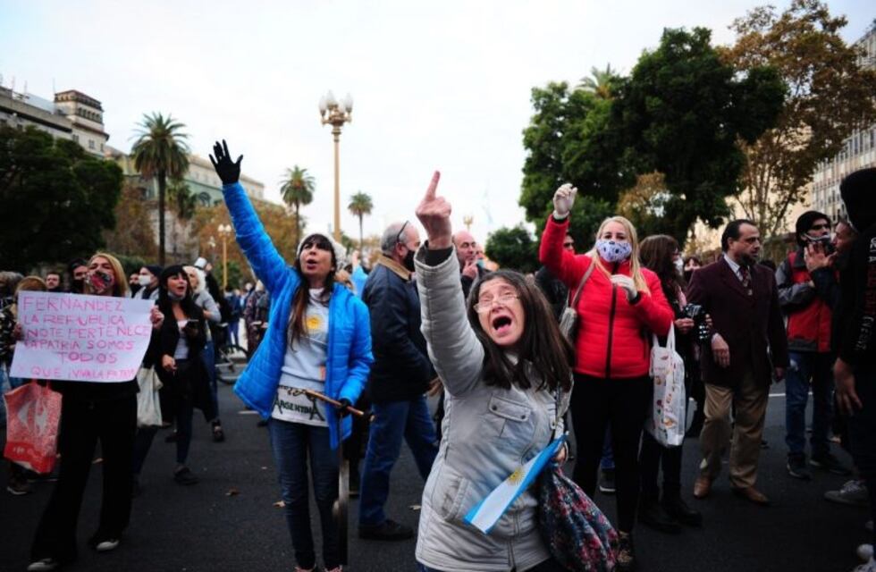 Coronavirus en Argentina: pese a la prohibición hubo una protesta frente al Cabildo en rechazo a la cuarentena