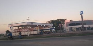 La policía bloqueó las dos entradas de una estación de servicio por \