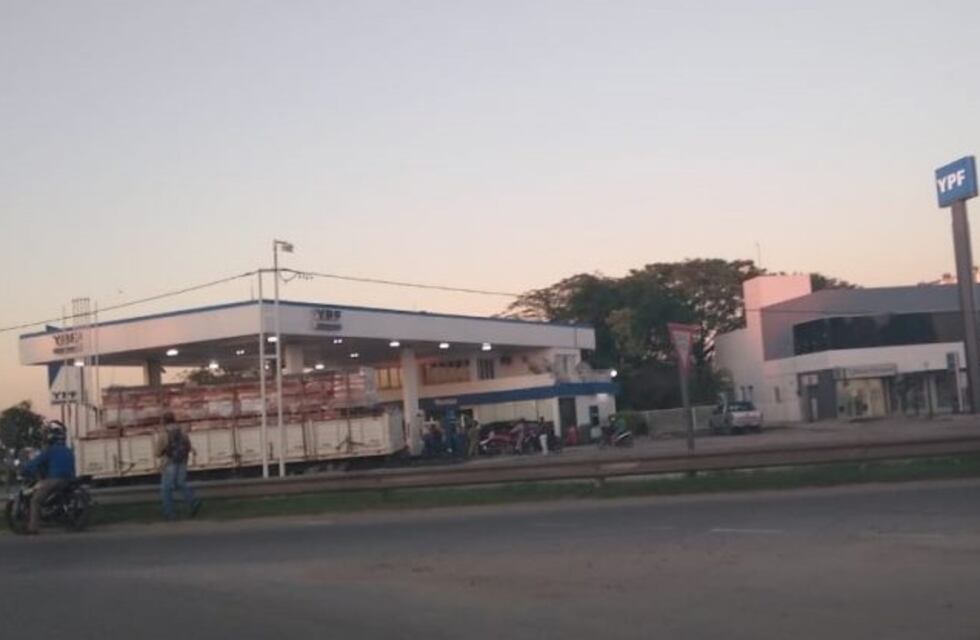 La policía bloqueo la entrada de una estación de servicio en la rotonda de la Virgen por "ordenes superiores"