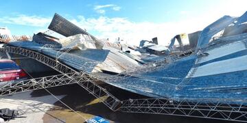 Se cayó el techo de una cochera en La Plata y una casa quedó bajo los escombros