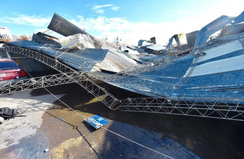 Se cayó el techo de una cochera en La Plata y una casa quedó bajo los escombros