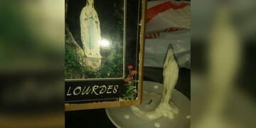 Una familia de barrio El Quebracho asegura que la cera de una vela formó la imagen de la Virgen de Lourdes\u002E (El Doce TV)