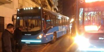 Un colectivo de la línea 122 de Rosario se estrelló contra una parada luego de que el conductor sufriera un infarto\u002E (@ConclusionRos)