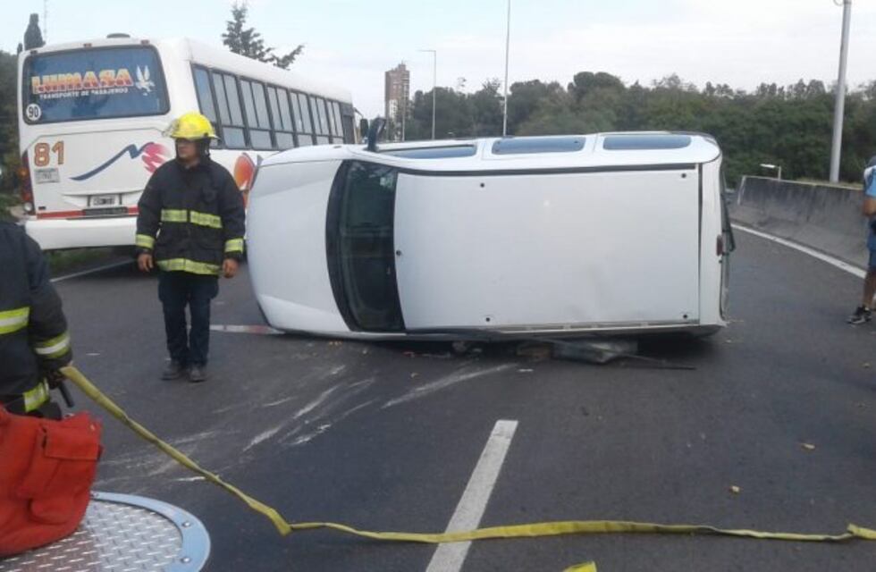 Espectacular vuelco en el acceso a Carlos Paz