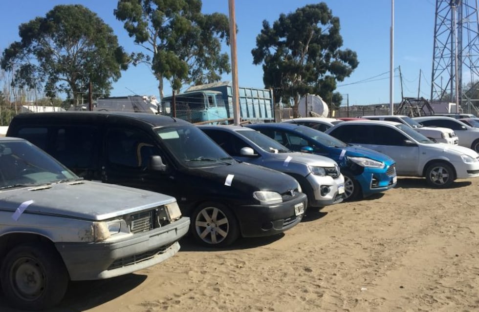 Cuarentena: Vehículos secuestrados por violar aislamiento se guardan en un club deportivo