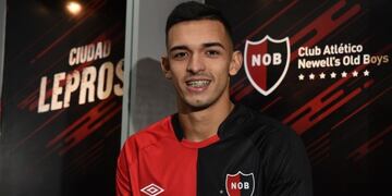 Alfio Oviedo firmó su contrato con Newell's\u002E (CANOB)