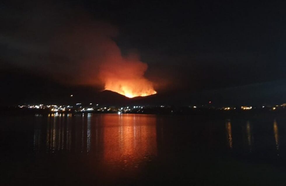 Intentan apagar un incendio forestal entre Estancia Grande y Potrero de los Funes