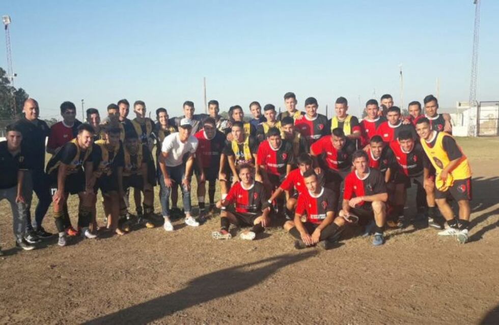 Lucas Alario fue a ver a San Lorenzo de Tostado y hasta los rivales quisieron salir en la foto