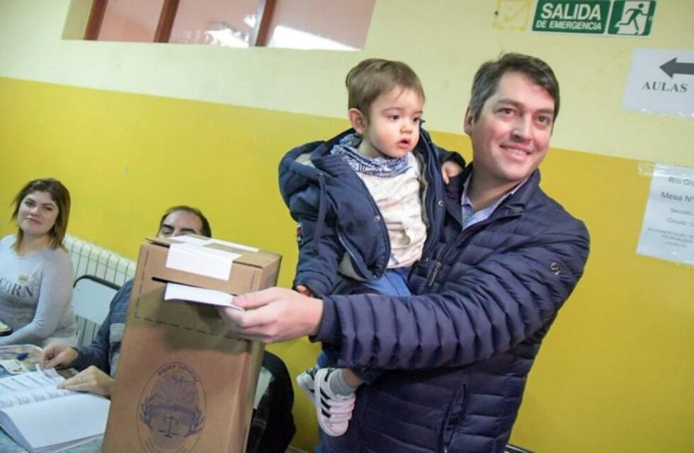 Elecciones en Tierra del Fuego: votó el candidato a intendente Martín Pérez