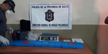 Doce ladrillos de cocaína secuestrados en Orán\u002E (Prensa Policía de Salta)