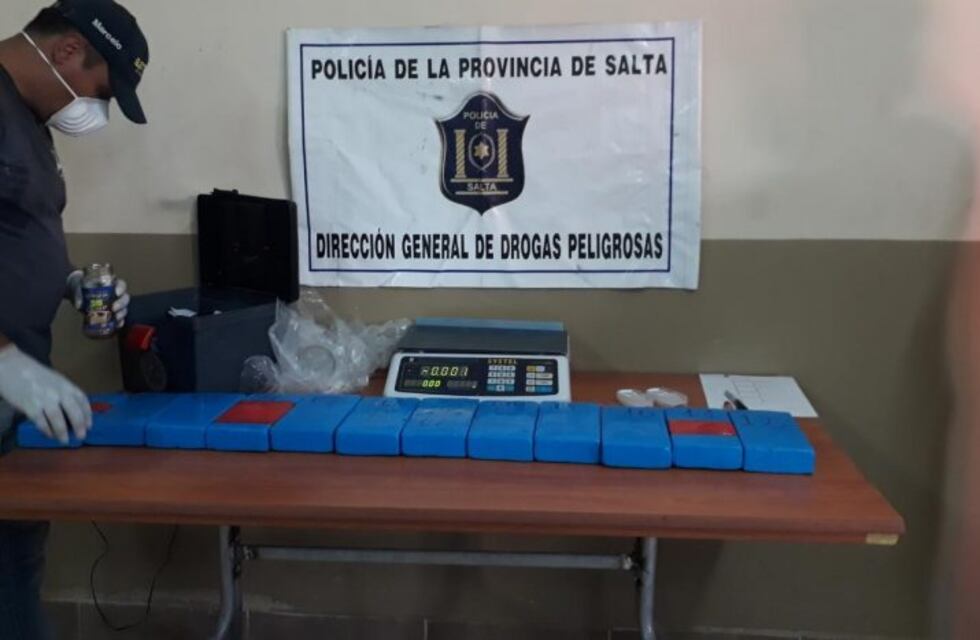 Narcotráfico: chocaron y abandonaron el auto con 100 mil dosis de cocaína en el interior