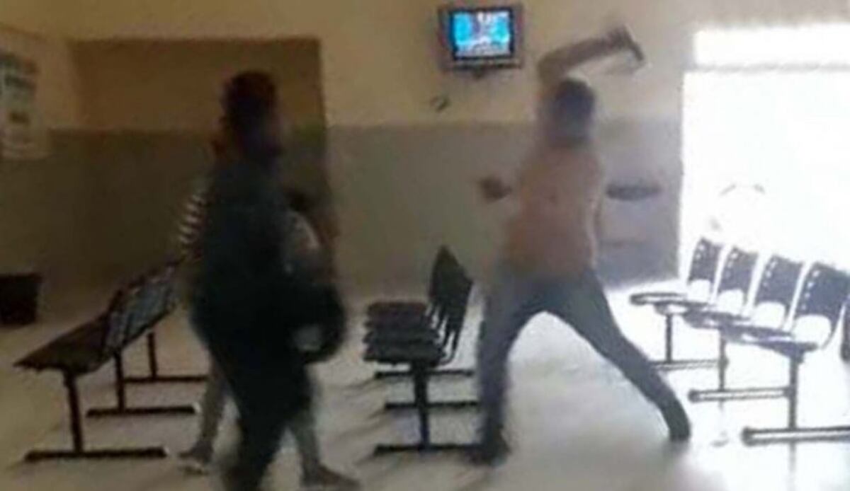 El terror se apoderó de la sala de espera, mientras los hombres se agredían\u002E