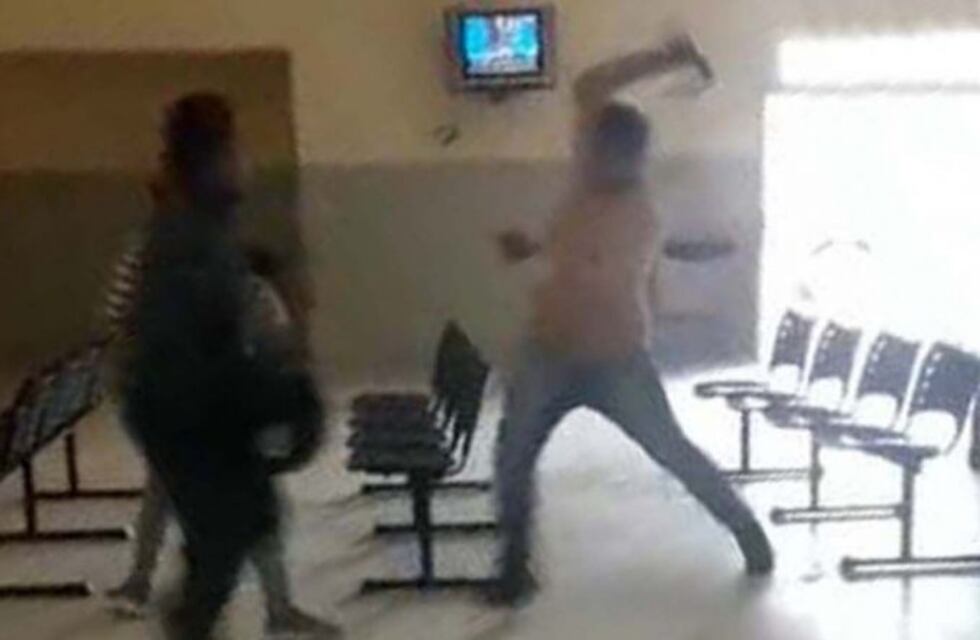 Dos hombres se agarraron a cintarazos y puñaladas en la sala de espera de un hospital
