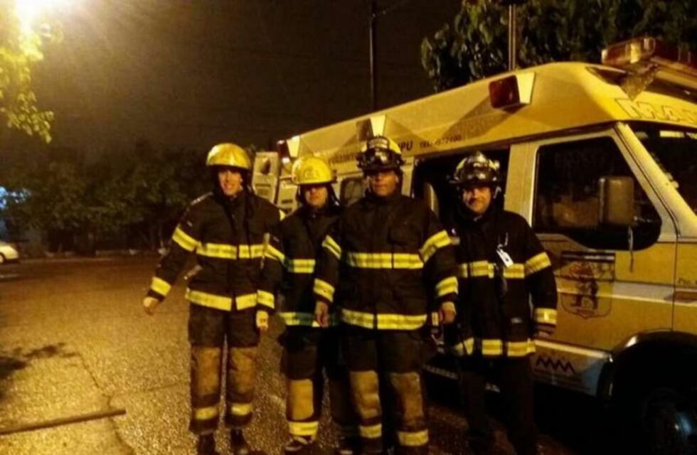 Únicos héroes en este lío: bomberos salvaron la vida de una perra y sus cachorros
