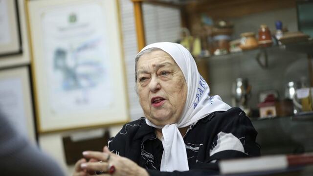 BOG502.- BOGOTu00c1 (COLOMBIA), 15/05/2017.- Fotografu00eda de archivo del 26 de octubre de 2016, en la que se observa a Hebe de Bonafini durante una entrevista en Buenos Aires, Argentina. Un juez argentino dictu00f3 hoy, lunes 15 de mayo de 2017, el procesamiento de, entre otros, la presidenta de la asociaciu00f3n de derechos humanos Madres de Plaza de Mayo, Hebe de Bonafini, de 88 au00f1os, en una causa en la que se investiga presunto fraude al Estado, informaron fuentes juru00eddicas. EFE/ARCHIVO/David Fernu00e1ndez