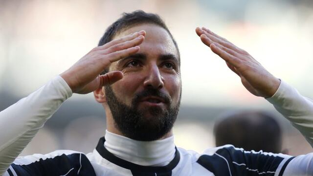 Juventus' forward Gonzalo Higuain from Argentina celebrates after scoring during the Serie A football match Juventus vs Lazio on January 22, 2017 at the Juventus Stadium in Turin.  / AFP PHOTO / MARCO BERTORELLO italia gonzalo higuain campeonato torneo li