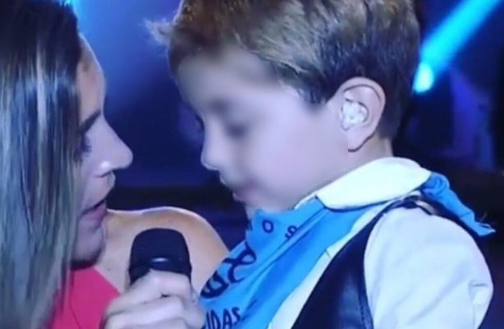 Criticaron a "La Sole" por subir al escenario a un nene con el pañuelo celeste