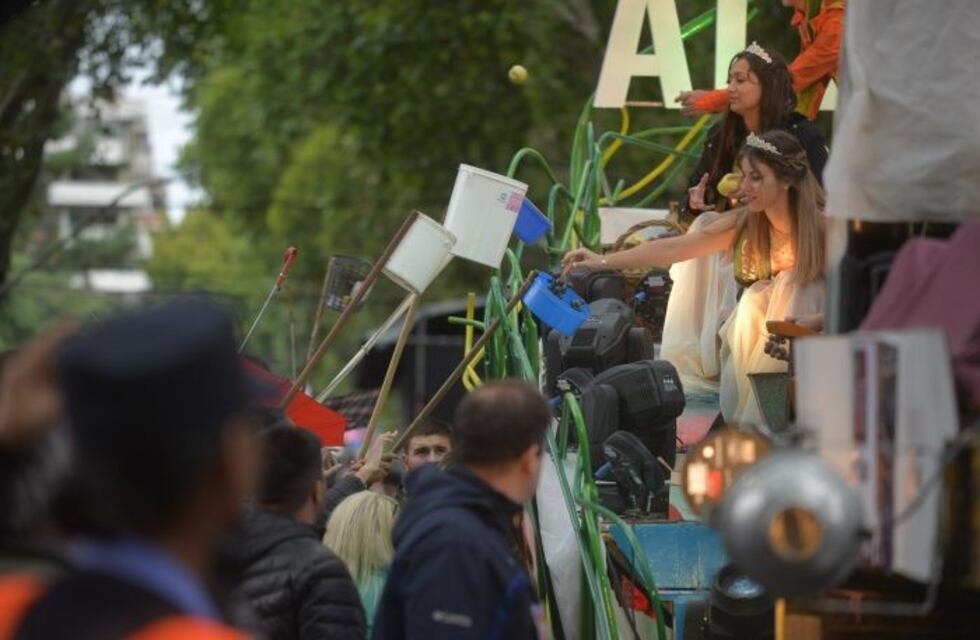 El Carrusel de las Reinas le puso color y alegría a la mañana gris de Mendoza